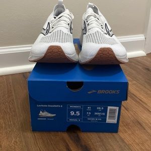 Women’s Brooks Levitate StealthFit 6, size 9.5. New in box